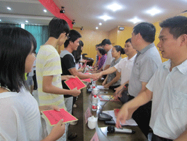 虹潤公司舉行2012年慈善助學金發放儀式